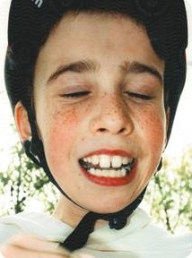 Lachender Jugendlicher mit Helm