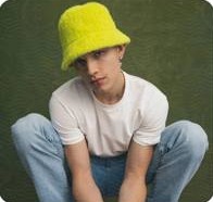 Jugendlicher mit gelbem Bucket Hat