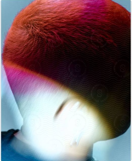 Gefärbte Haare in Rot und Pink
