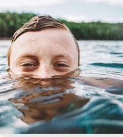 Jugendlicher bis zum Kinn im See